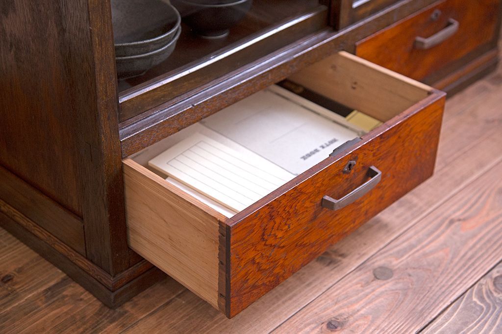 アンティーク家具　アンティーク　古い木が味わい深いシンプルな収納棚