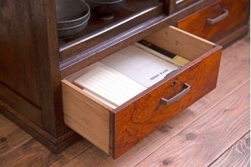 アンティーク家具　アンティーク　古い木が味わい深いシンプルな収納棚