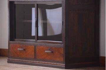 アンティーク家具　アンティーク　古い木が味わい深いシンプルな収納棚