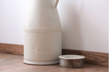 昭和レトロ 古いアイアンのペイントミルク缶(牛乳缶)