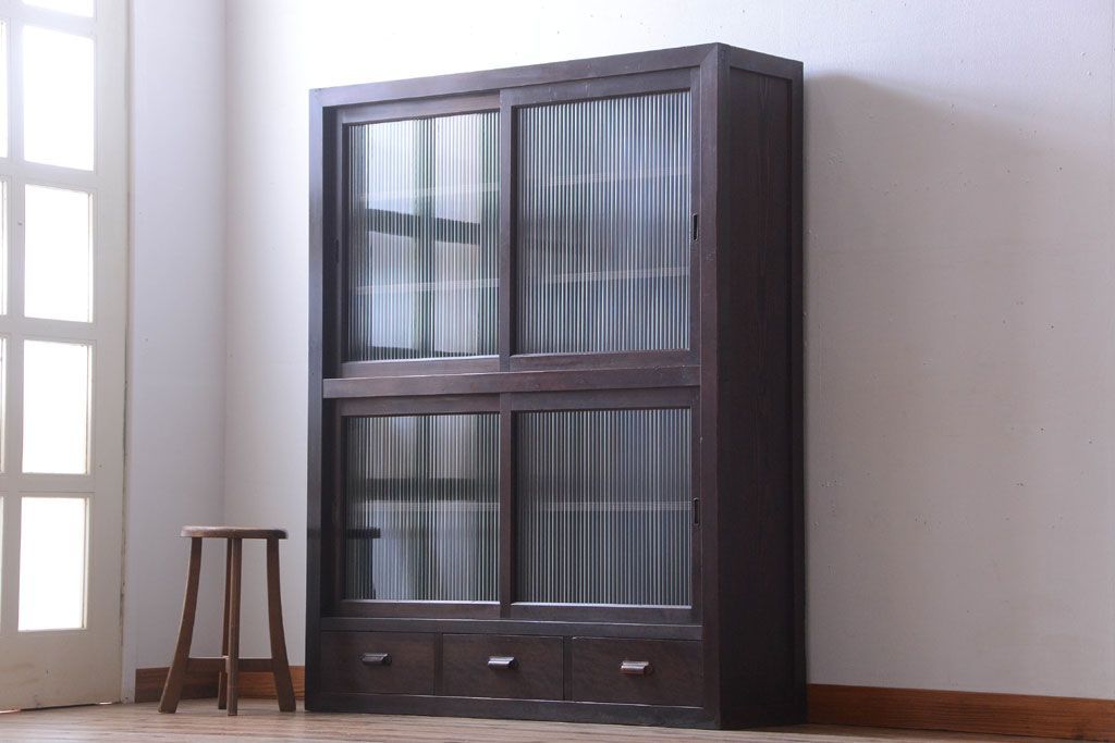 アンティーク家具　和製アンティーク　モールガラス入り引き戸付き!モダンな縦型収納棚