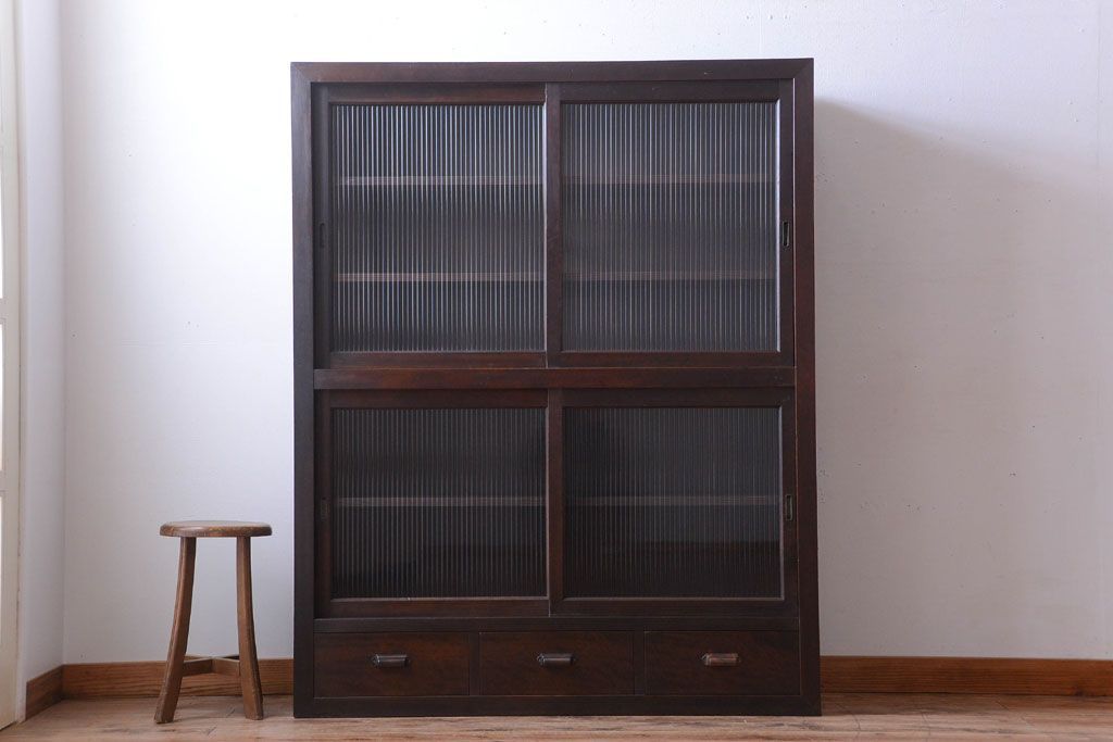 アンティーク家具　和製アンティーク　モールガラス入り引き戸付き!モダンな縦型収納棚