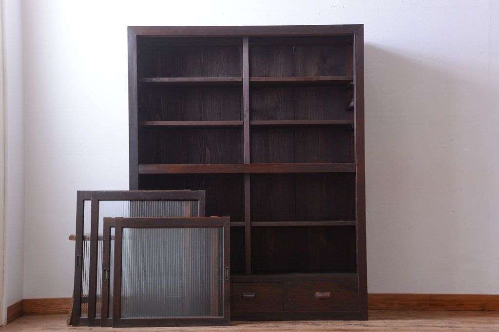 アンティーク家具　和製アンティーク　モールガラス入り引き戸付き!モダンな縦型収納棚