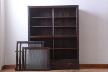 アンティーク家具　和製アンティーク　モールガラス入り引き戸付き!モダンな縦型収納棚