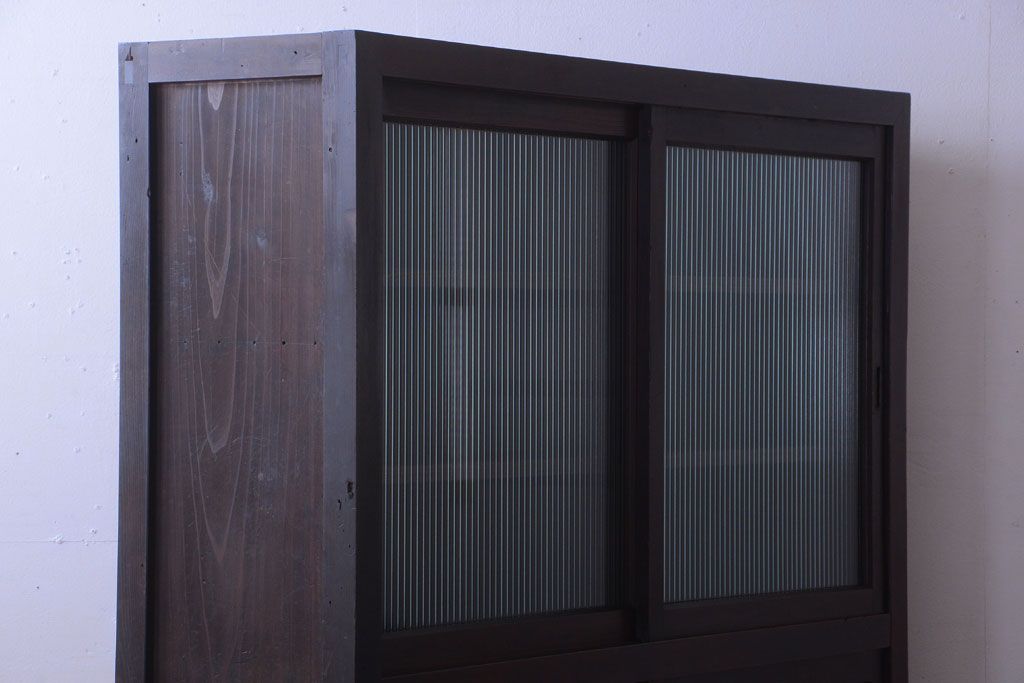 アンティーク家具　和製アンティーク　モールガラス入り引き戸付き!モダンな縦型収納棚