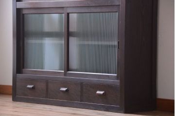 アンティーク家具　和製アンティーク　モールガラス入り引き戸付き!モダンな縦型収納棚