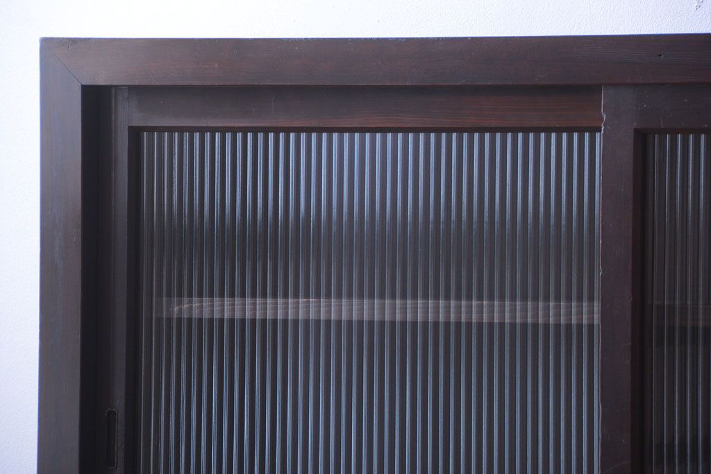 アンティーク家具　和製アンティーク　モールガラス入り引き戸付き!モダンな縦型収納棚