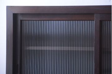 アンティーク家具　和製アンティーク　モールガラス入り引き戸付き!モダンな縦型収納棚