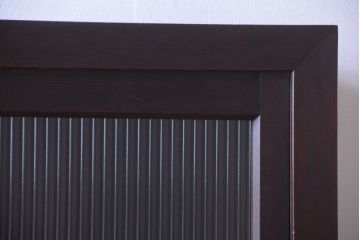 アンティーク家具　和製アンティーク　モールガラス入り引き戸付き!モダンな縦型収納棚