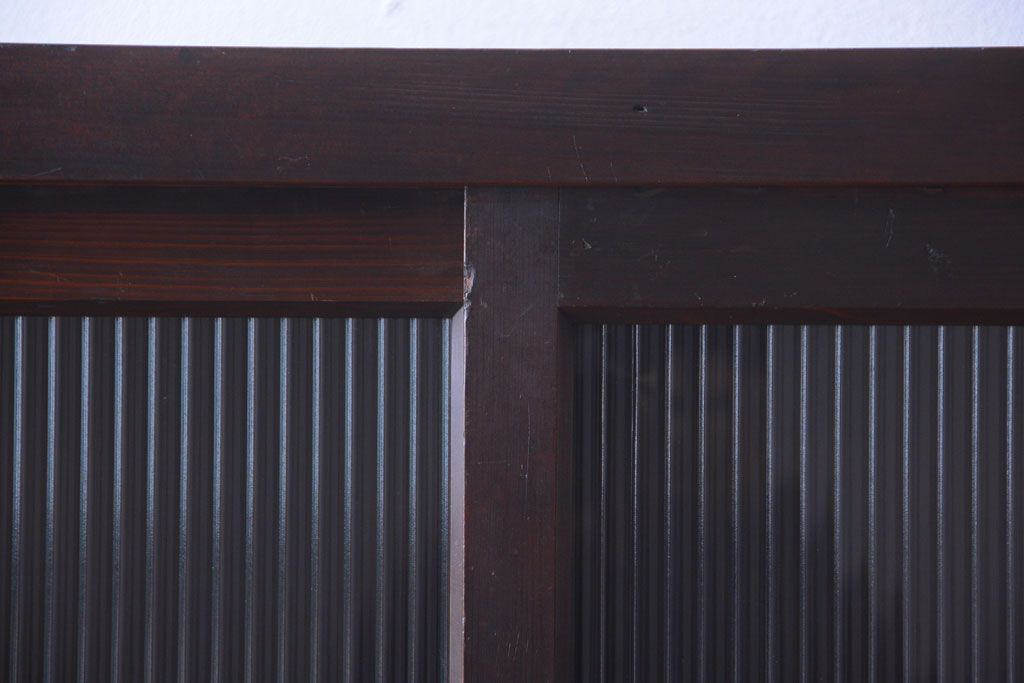 アンティーク家具　和製アンティーク　モールガラス入り引き戸付き!モダンな縦型収納棚