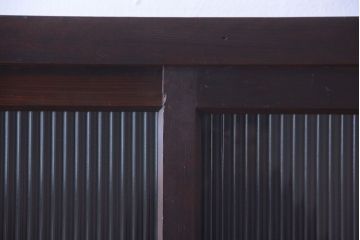 アンティーク家具　和製アンティーク　モールガラス入り引き戸付き!モダンな縦型収納棚