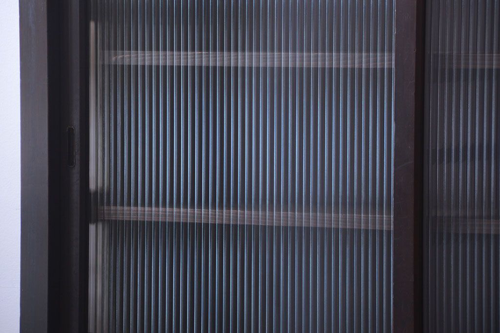 アンティーク家具　和製アンティーク　モールガラス入り引き戸付き!モダンな縦型収納棚