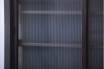 アンティーク家具　和製アンティーク　モールガラス入り引き戸付き!モダンな縦型収納棚