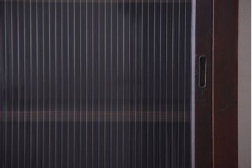 アンティーク家具　和製アンティーク　モールガラス入り引き戸付き!モダンな縦型収納棚