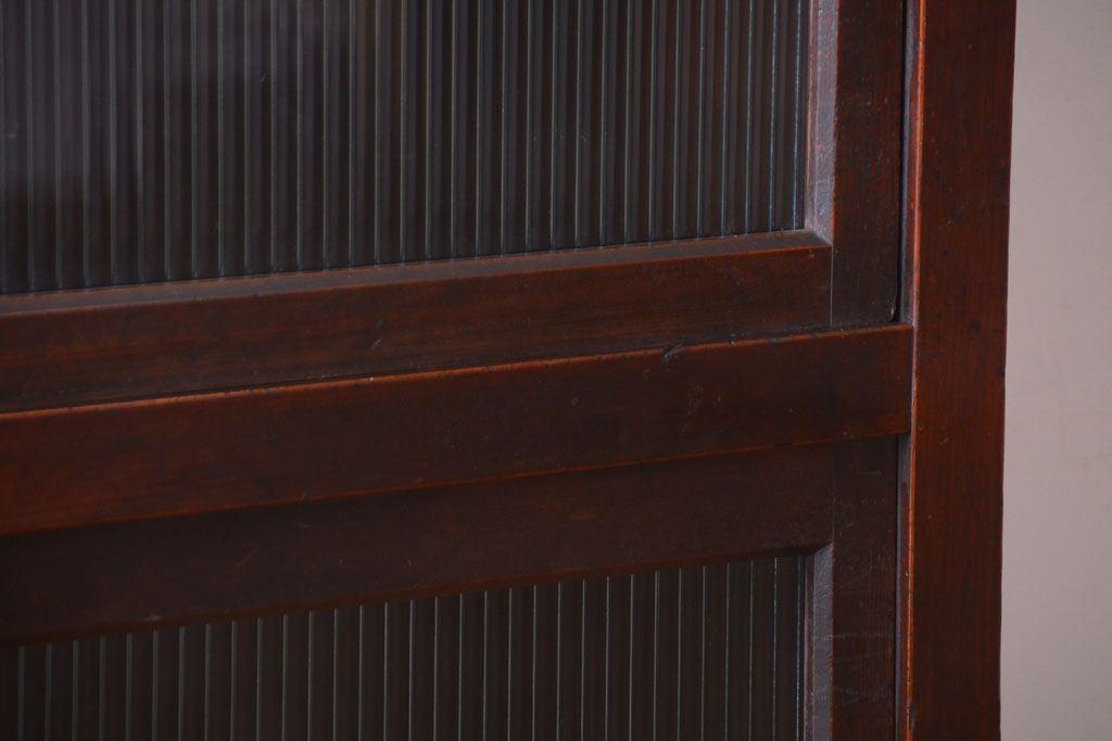 アンティーク家具　和製アンティーク　モールガラス入り引き戸付き!モダンな縦型収納棚