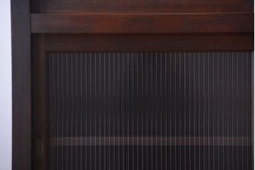 アンティーク家具　和製アンティーク　モールガラス入り引き戸付き!モダンな縦型収納棚