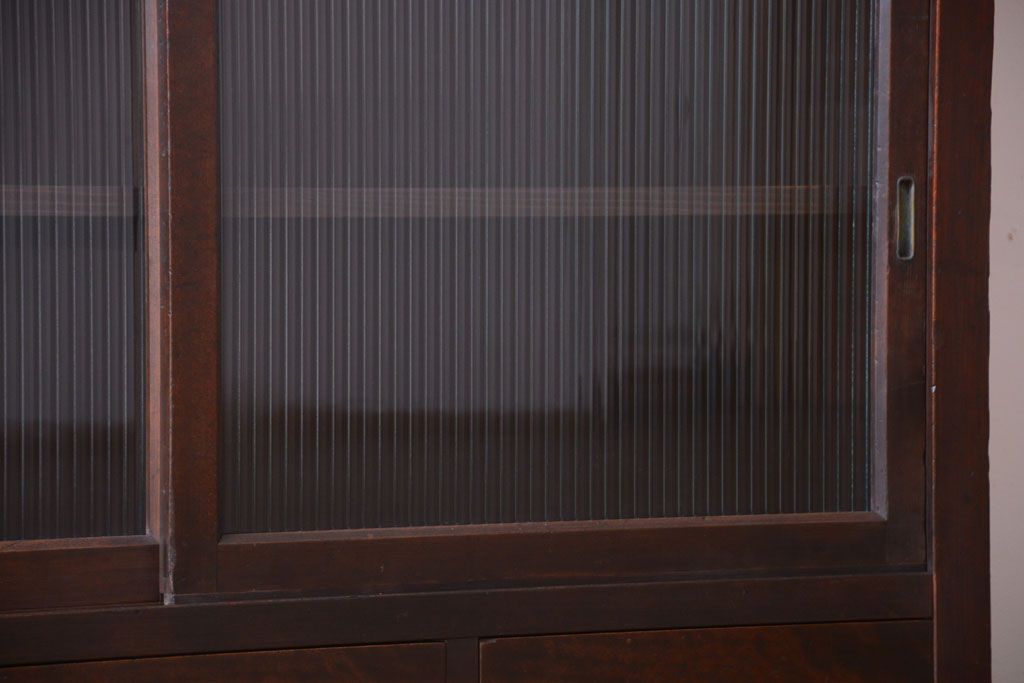 アンティーク家具　和製アンティーク　モールガラス入り引き戸付き!モダンな縦型収納棚