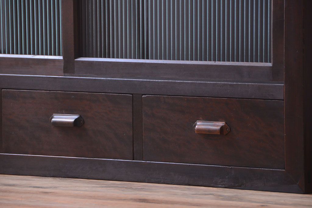 アンティーク家具　和製アンティーク　モールガラス入り引き戸付き!モダンな縦型収納棚