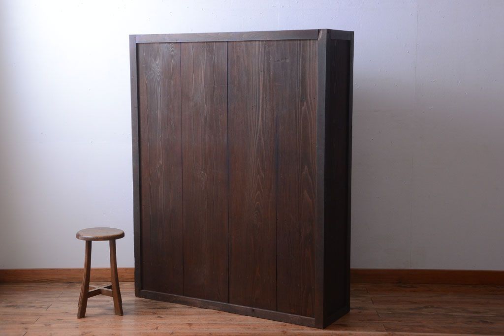 アンティーク家具　和製アンティーク　モールガラス入り引き戸付き!モダンな縦型収納棚