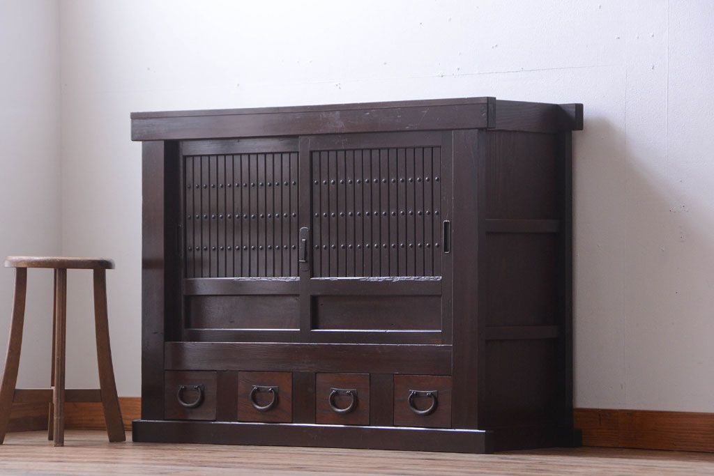 アンティーク家具　古民具・骨董　4杯引き出し付き!縦桟引き戸の水屋箪笥サイドボード(テレビボード)