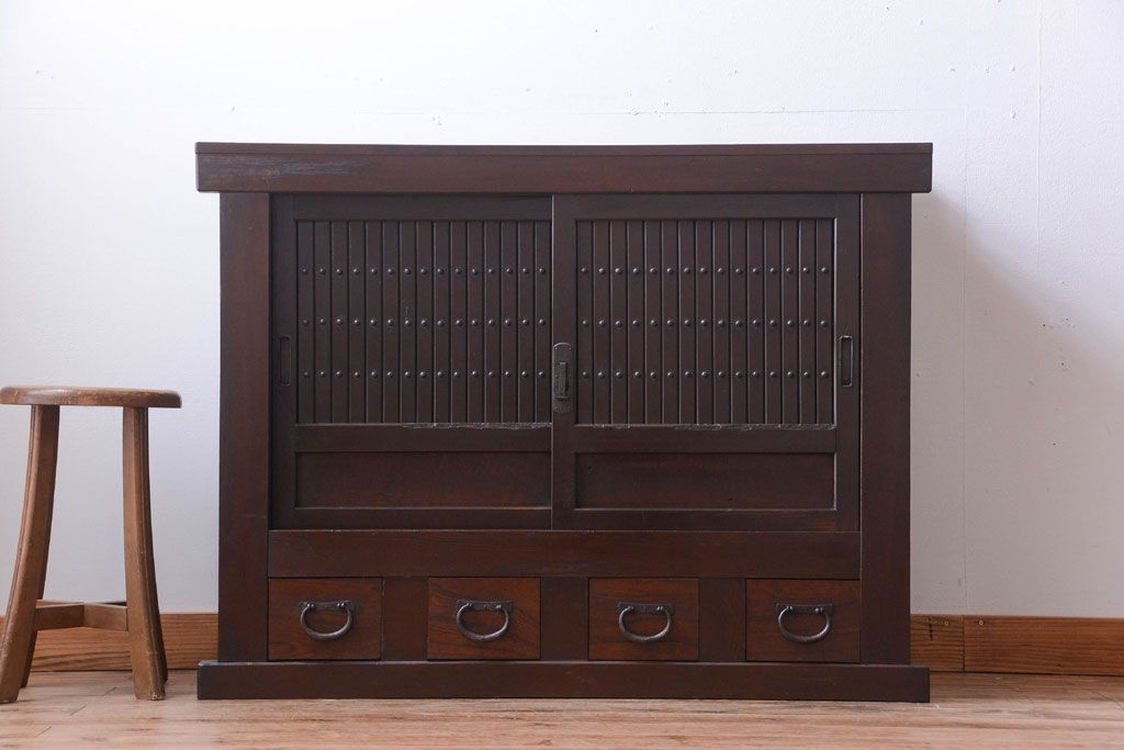 アンティーク家具　古民具・骨董　4杯引き出し付き!縦桟引き戸の水屋箪笥サイドボード(テレビボード)