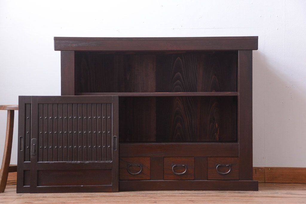 アンティーク家具　古民具・骨董　4杯引き出し付き!縦桟引き戸の水屋箪笥サイドボード(テレビボード)