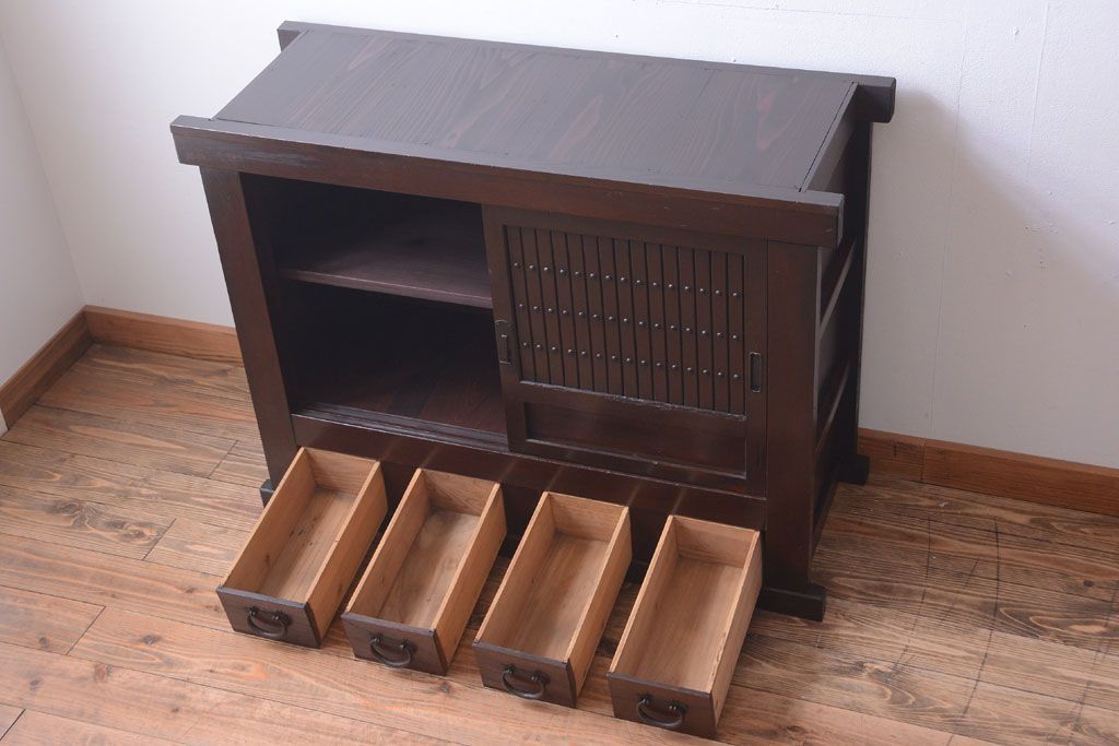 アンティーク家具　古民具・骨董　4杯引き出し付き!縦桟引き戸の水屋箪笥サイドボード(テレビボード)