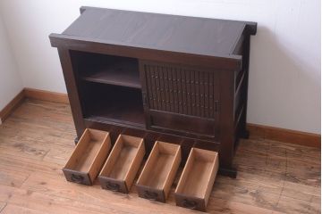 アンティーク家具　古民具・骨董　4杯引き出し付き!縦桟引き戸の水屋箪笥サイドボード(テレビボード)