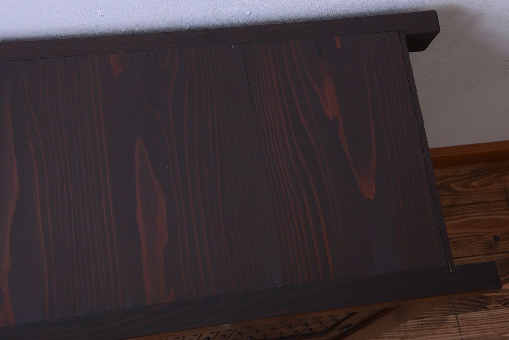 アンティーク家具　古民具・骨董　4杯引き出し付き!縦桟引き戸の水屋箪笥サイドボード(テレビボード)