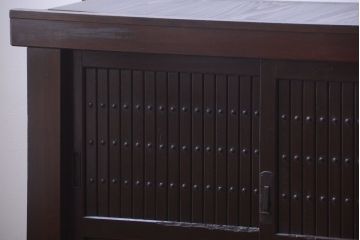 アンティーク家具　古民具・骨董　4杯引き出し付き!縦桟引き戸の水屋箪笥サイドボード(テレビボード)