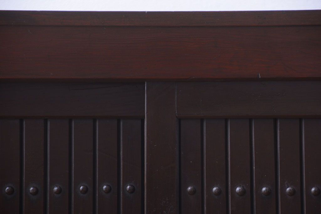 アンティーク家具　古民具・骨董　4杯引き出し付き!縦桟引き戸の水屋箪笥サイドボード(テレビボード)