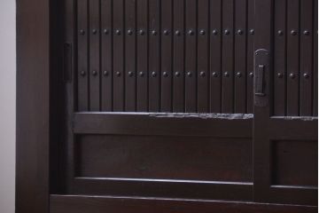 アンティーク家具　古民具・骨董　4杯引き出し付き!縦桟引き戸の水屋箪笥サイドボード(テレビボード)