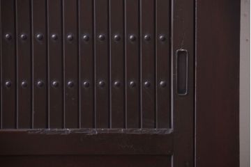 アンティーク家具　古民具・骨董　4杯引き出し付き!縦桟引き戸の水屋箪笥サイドボード(テレビボード)