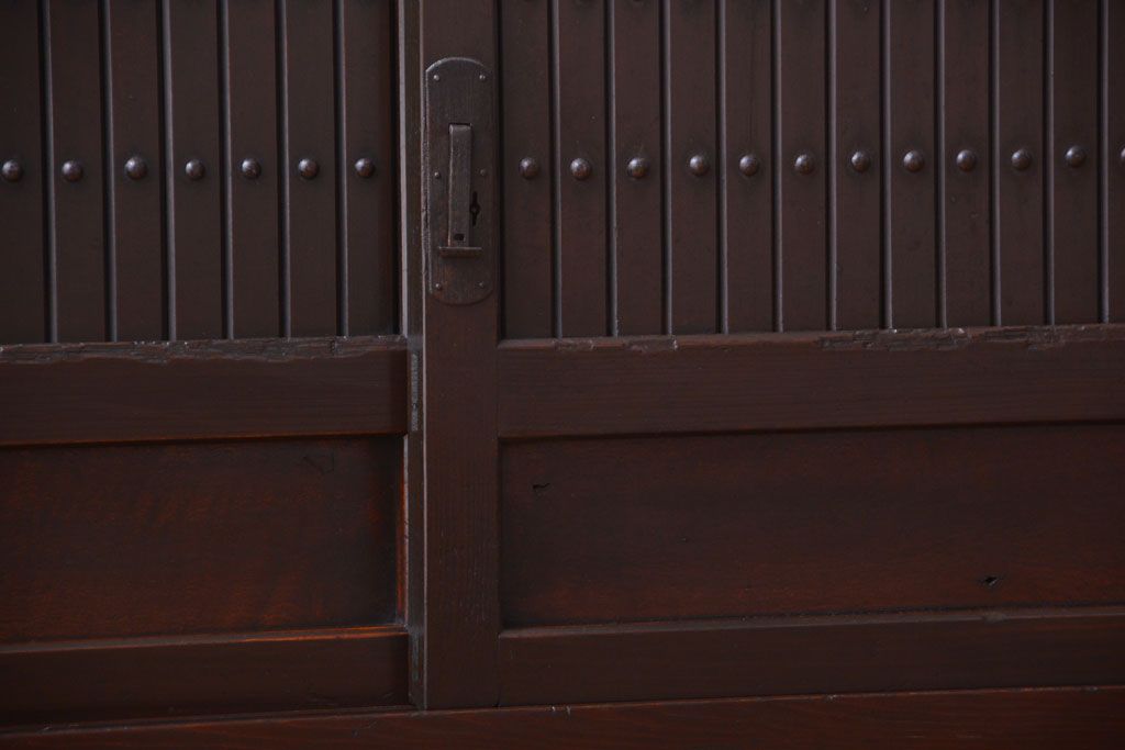 アンティーク家具　古民具・骨董　4杯引き出し付き!縦桟引き戸の水屋箪笥サイドボード(テレビボード)