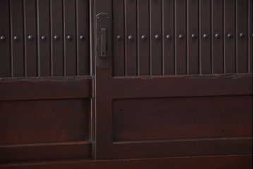 アンティーク家具　古民具・骨董　4杯引き出し付き!縦桟引き戸の水屋箪笥サイドボード(テレビボード)