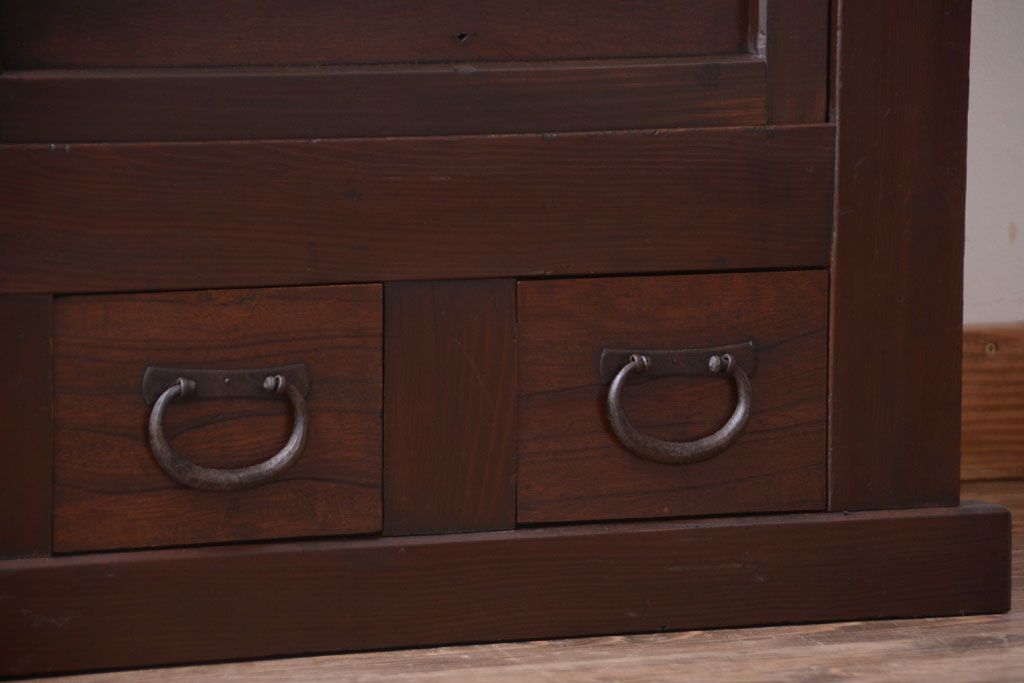 アンティーク家具　古民具・骨董　4杯引き出し付き!縦桟引き戸の水屋箪笥サイドボード(テレビボード)