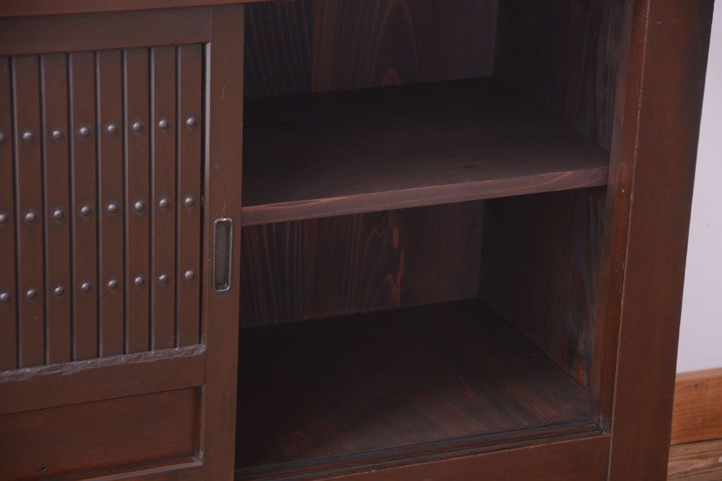 アンティーク家具　古民具・骨董　4杯引き出し付き!縦桟引き戸の水屋箪笥サイドボード(テレビボード)