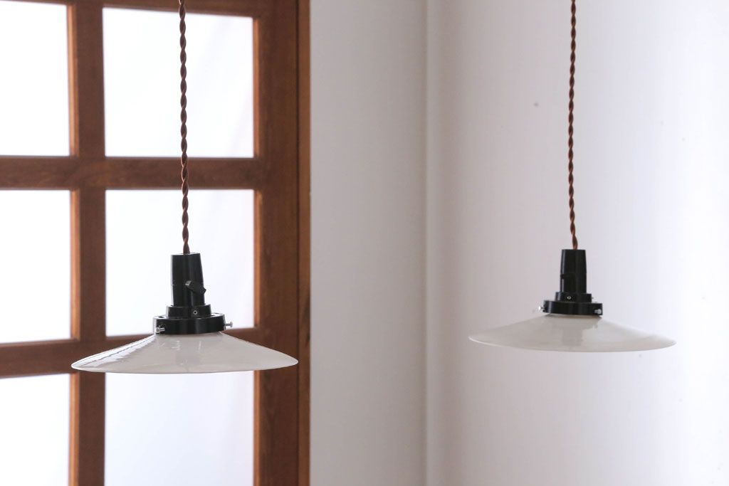 昭和レトロ　シンプルな白いガラスの平笠天井照明2個セット(1)