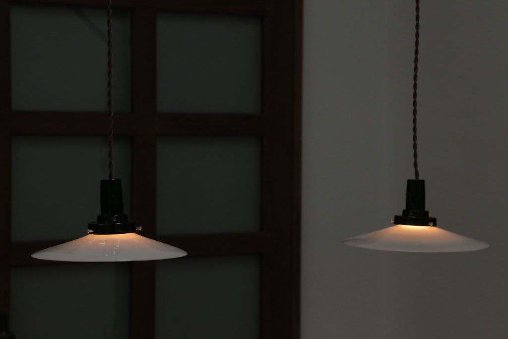 昭和レトロ　シンプルな白いガラスの平笠天井照明2個セット(1)