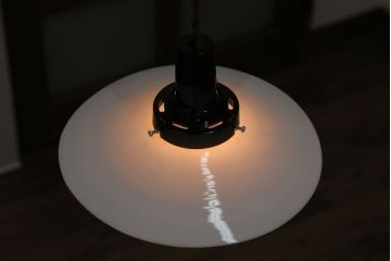 昭和レトロ　シンプルな白いガラスの平笠天井照明2個セット(1)