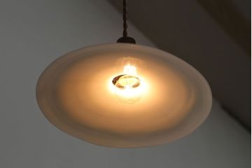 昭和レトロ　シンプルな白いガラスの平笠天井照明2個セット(1)