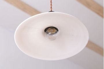 昭和レトロ　シンプルな白いガラスの平笠天井照明2個セット(1)