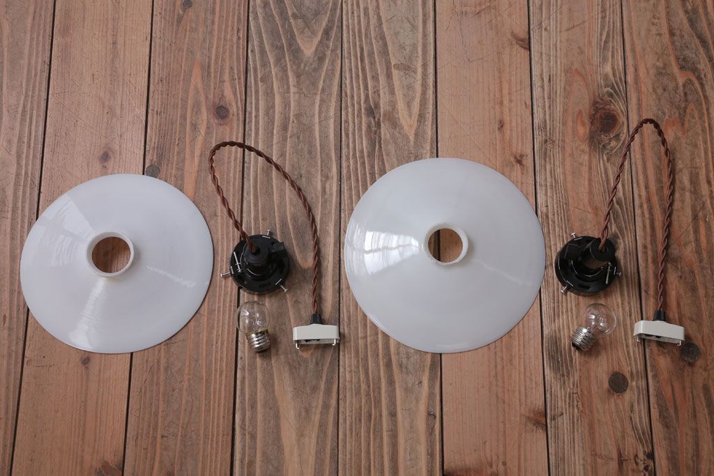 昭和レトロ　シンプルな白いガラスの平笠天井照明2個セット(1)