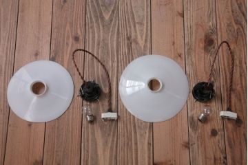 昭和レトロ　シンプルな白いガラスの平笠天井照明2個セット(1)