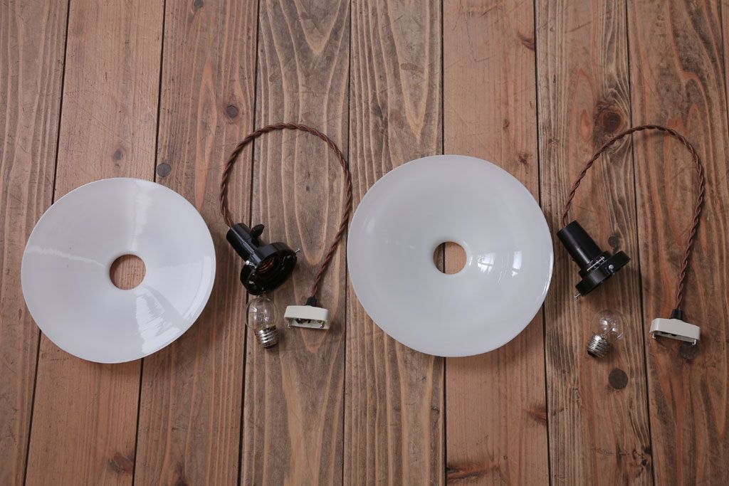 昭和レトロ　シンプルな白いガラスの平笠天井照明2個セット(1)