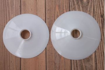 昭和レトロ　シンプルな白いガラスの平笠天井照明2個セット(1)