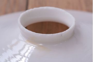 昭和レトロ　シンプルな白いガラスの平笠天井照明2個セット(1)