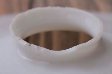 昭和レトロ　シンプルな白いガラスの平笠天井照明2個セット(1)