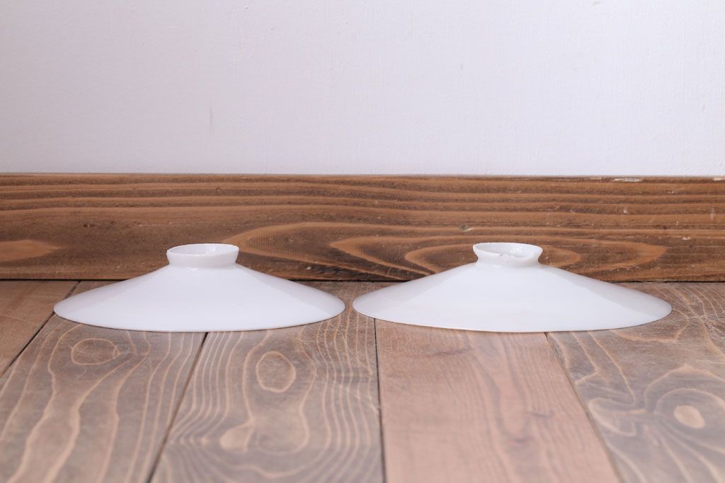 昭和レトロ　シンプルな白いガラスの平笠天井照明2個セット(1)