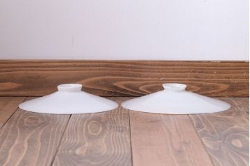 昭和レトロ　シンプルな白いガラスの平笠天井照明2個セット(1)